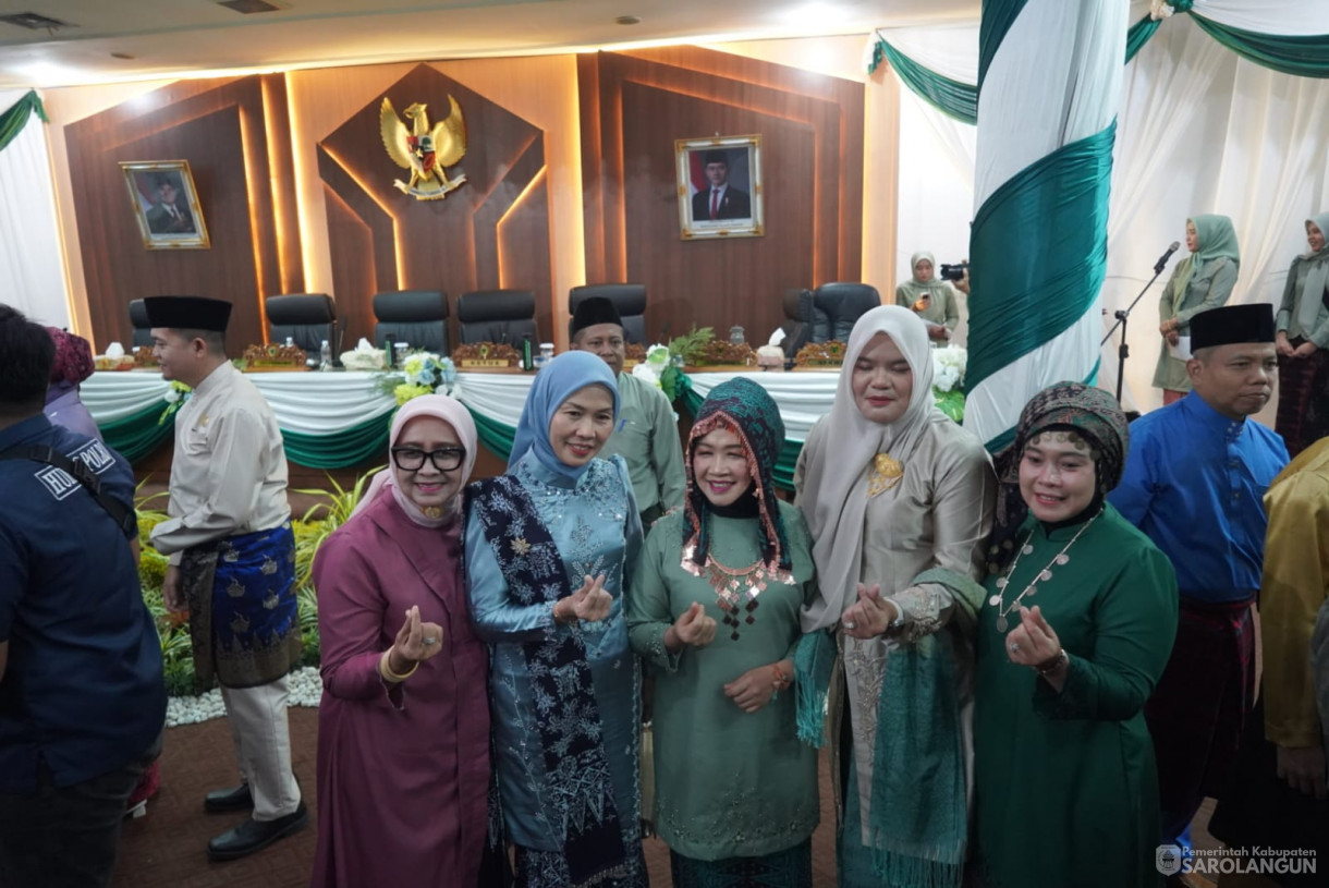 &nbsp;Bupati Sarolangun Serta Ketua TP PKK Kabupaten Sarolangun Menghadiri Rapat Paripurna Dalam Rangka HUT Kab.Batang Hari Yang Ke 77