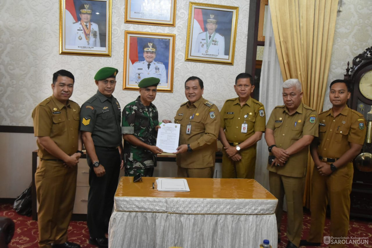 24 Oktober 2023 - Penjabat Bupati Sarolangun Menandatangani Kesepakatan Bersama Antara Pemerintah Kabupaten Sarolangun Dengan Topografi Angkatan Darat Kodam II Sriwijaya Palembang Di Rumah Dinas Bupati Sarolangun