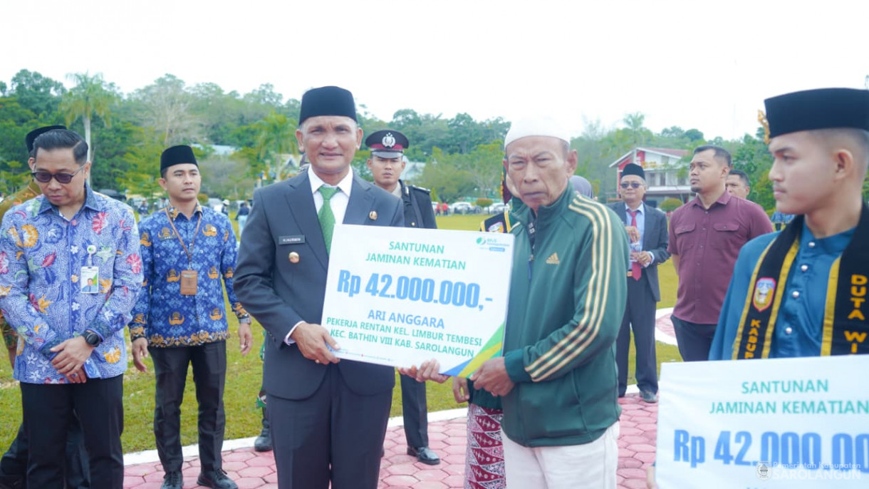 28 Oktober 2025 Upacara Hari Peringatan Sumpah Pemuda Ke 97 Tahun 2025 , Launching Perlindungan Jamsostek Bagi Pekerja Rentan, Lembaga Adat Masyarakat dan LPM Kelurahan dan&nbsp;Penyerahan Satu Unit Truk Sampah Ke Dinas LHD Sarolangun&nbsp;&nbsp;