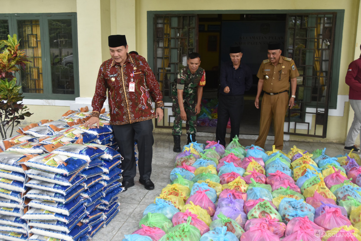 19 Desember 2023 - Penyaluran Bantuan Sembako Bagi Keluarga Miskin Esktrem Tahun 2023 Di Kantor Camat Pelawan