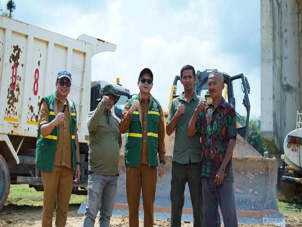25 Mei 2026 Wakil Bupati Sarolangun meninjau pembangunan jembatan Batu bara oleh PT. SKC dan Pemerintah Provinsi Jambi di desa Muaro Ketalo Kec. Mandiangin