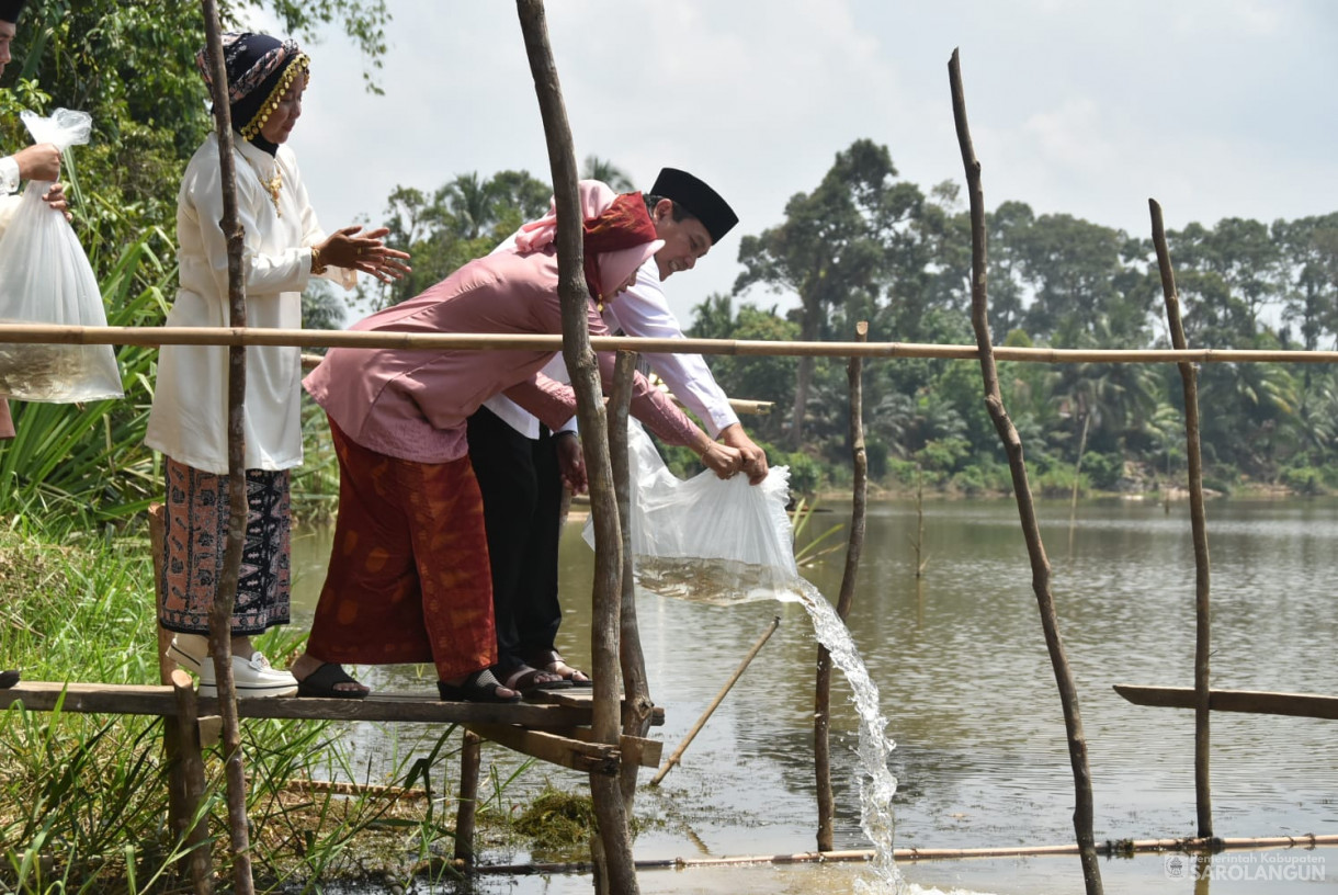 11 Oktober 2023 - Penjabat Bupati Sarolangun Bersama Forkopimda Menebar Benih Ikan Di Danau Baru Desa Lidung