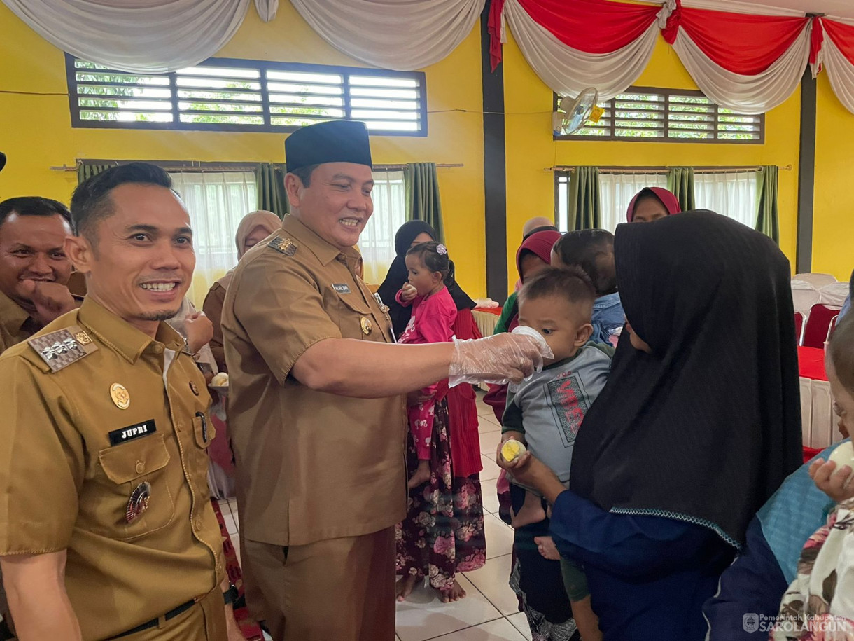 14 November 2023 - Penjabat Bupati Sarolangun MelakukanPenyerahan Bantuan Stunting di Kantor Kecamatan Pauh