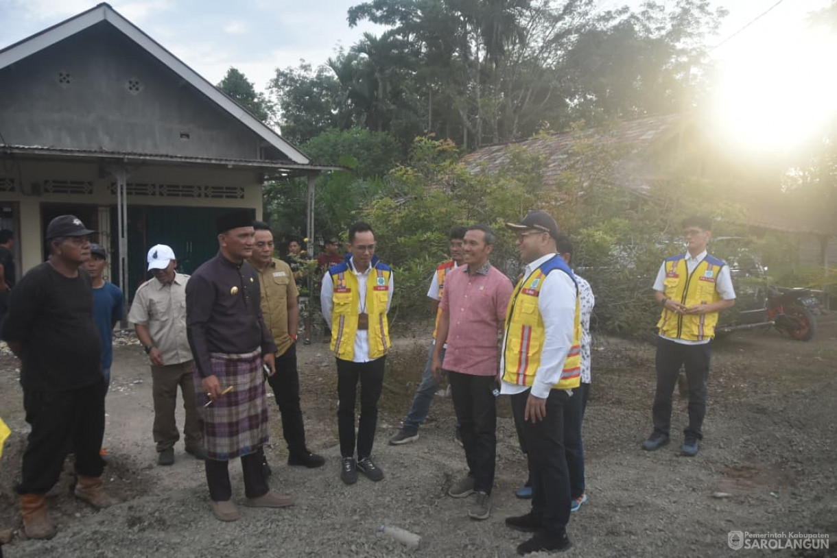 7 Oktober 2025&nbsp; Meninjau Pembangunan Jalan di Kecamatan Singkut