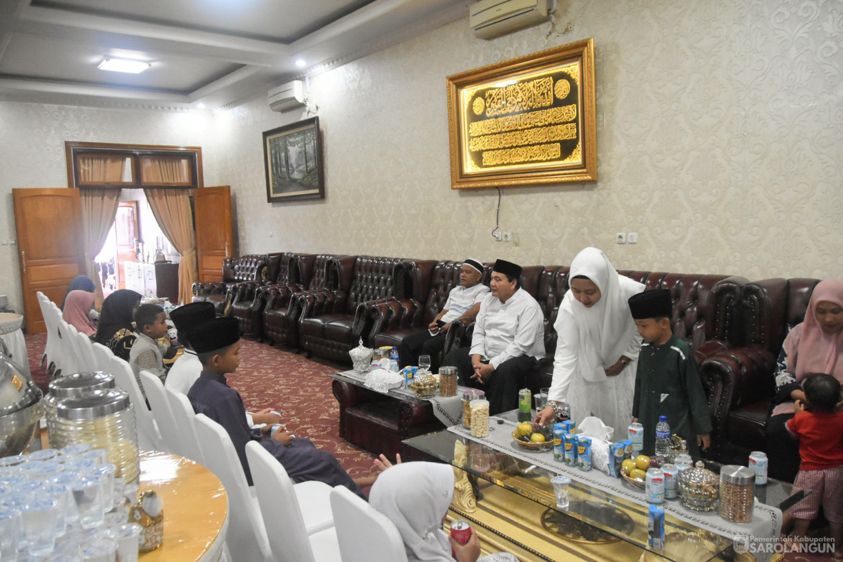 17 Juni 2024 - Makan Siang Bersama Dan Memberikan Santunan Kepada Anak Yatim 20 Orang Di Rumah Dinas Bupati Sarolangun