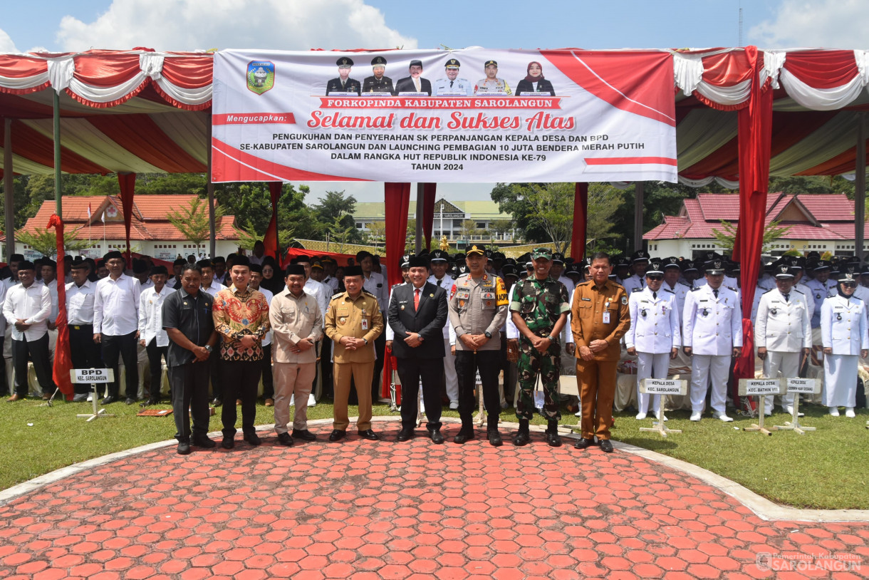 23 Juli 2024 - Pengukuhan Dan Penyerahan SK Perpanjangan Kepala Desa Dan BPD SeKabupaten Sarolangun Dan Launching Pembagian 10 Juta Bendera Merah Putih Dalam Rangka Hut Republik Indonesia Ke 79 Tahun 2024 Bertempat di Lapangan Gunung Kembang Sarolangun