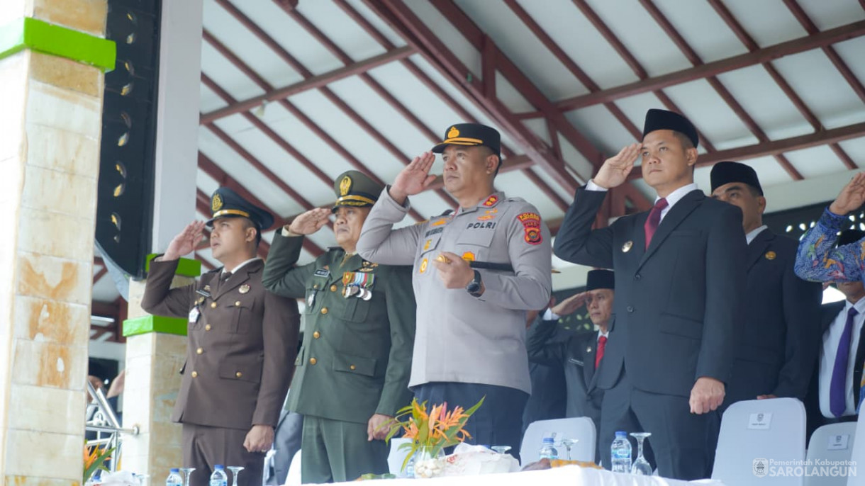 28 Oktober 2025 Upacara Hari Peringatan Sumpah Pemuda Ke 97 Tahun 2025 , Launching Perlindungan Jamsostek Bagi Pekerja Rentan, Lembaga Adat Masyarakat dan LPM Kelurahan dan&nbsp;Penyerahan Satu Unit Truk Sampah Ke Dinas LHD Sarolangun&nbsp;&nbsp;