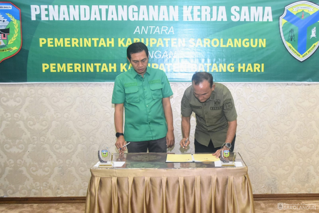 8 Agustu 2025 - Penandatanganan Kerjasama Antara Pemerintah Kabupaten Sarolangun dengan Pemerintah Kabupaten Batanghari di Rumah Dinas Bupati Sarolangun