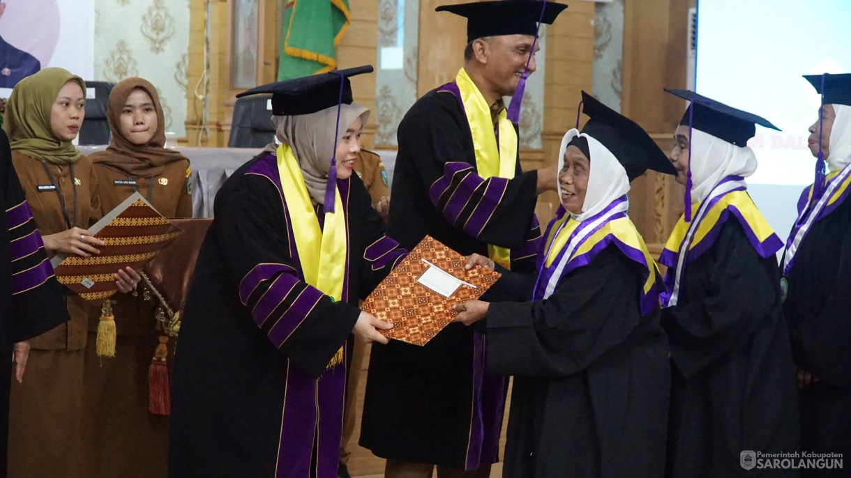 24 Februari 2026&nbsp;Wisuda Sekolah Lansia Sarolangun di Aula Utama Kantor Bupati Sarolangun