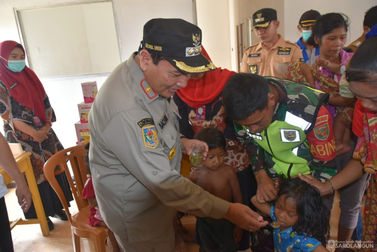 6 Oktober 2023 - Penjabat Bupati Sarolangun Melakukan Peninjauan Kegiatan Pengobatan, Posyandu, Dan Pemberian PMT di Kampung Madani SAD Desa Lubuk Jering Kecamatan Air Hitam