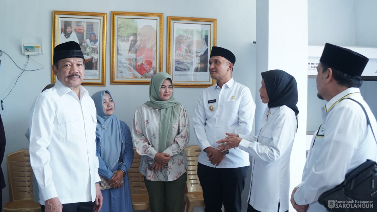 3 Desember 2025&nbsp; Peninjauan Sekaligus Pengguntingan Pita Kantor Baznas Mikrofinance Desa