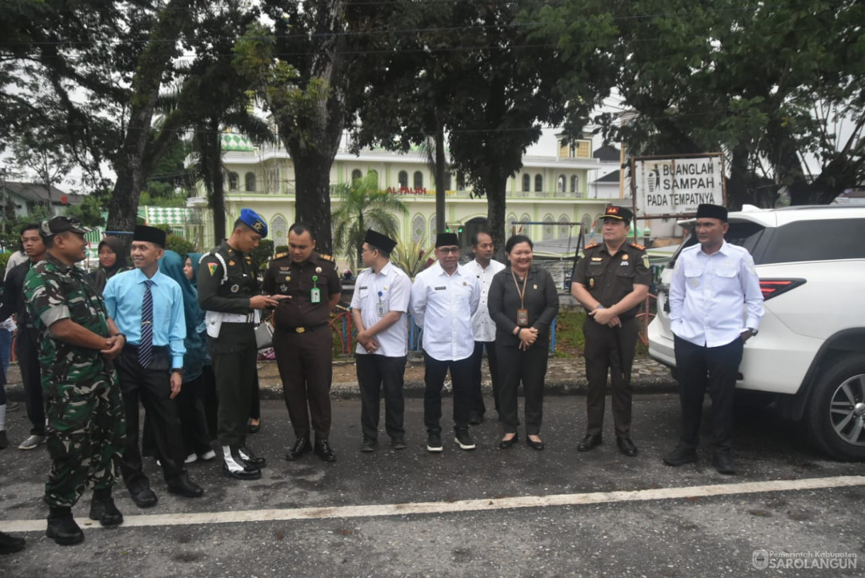 13 Agustus 2025 - Pembagian Bendera Merah Putih Kepada Masyarakat Dalam Rangka HUT RI Ke 80 di Depan Bank Jambi