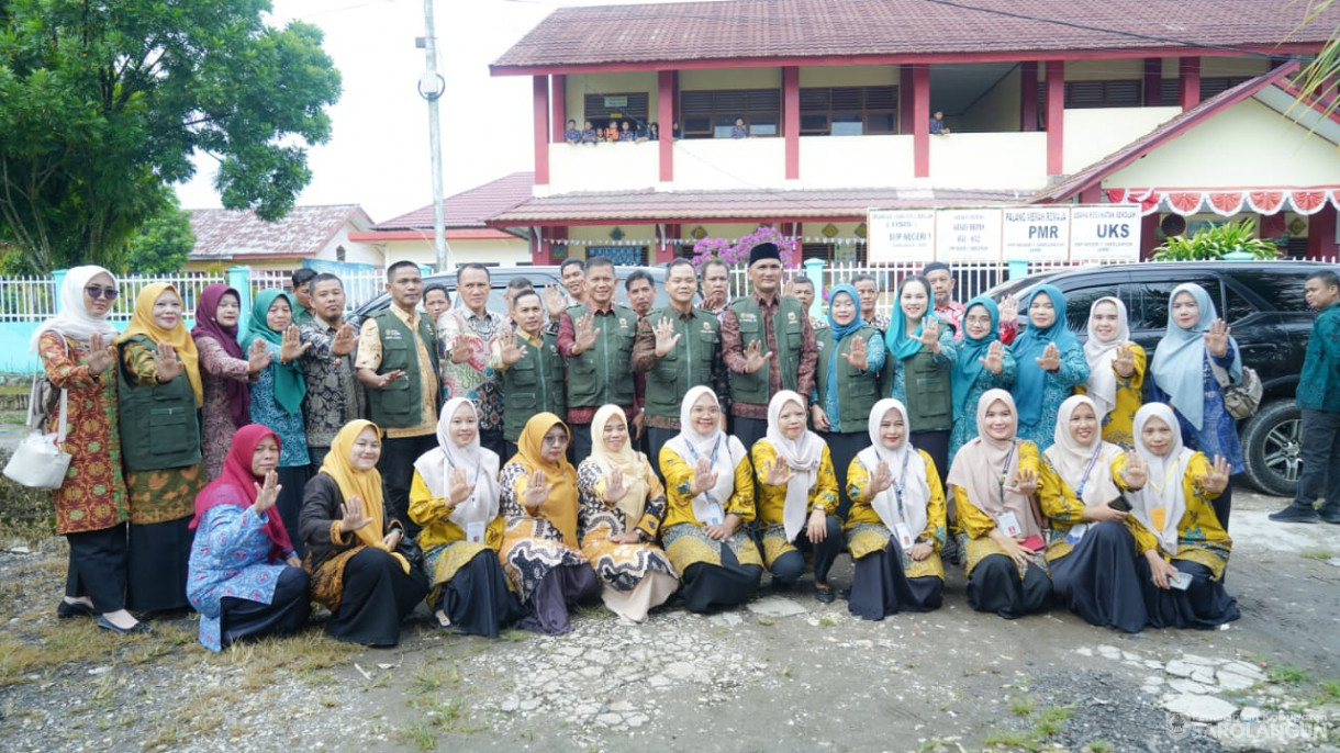 Mengunjungi Rumah Warga Resiko Stunting Sekaligus Memberikan Air Susu dan Menyuap Telur Rebus Kepada Warga yang Beresiko Stunting, Memberikan Bantuan Genting Berbakti Maju