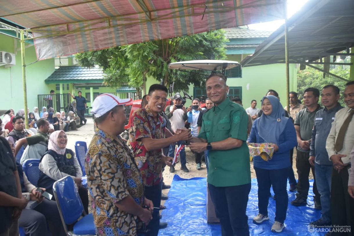 31 Oktober 2025 Penyerahan Secara Simbolis Alsintan Kepada Kelompok Tani Kabupaten Sarolangun