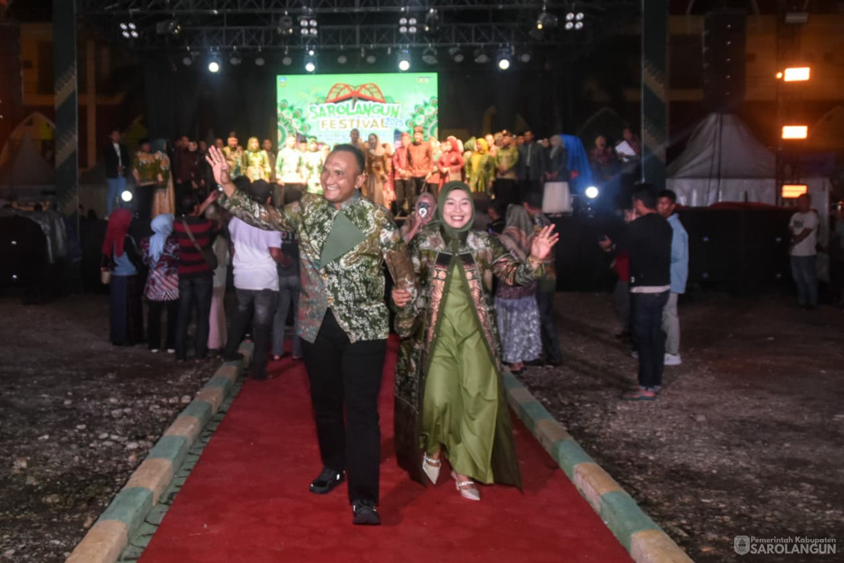 5 Desember 2025 Parade Batik Sarolangun Tahun 2025 di GOR Sarolangun
