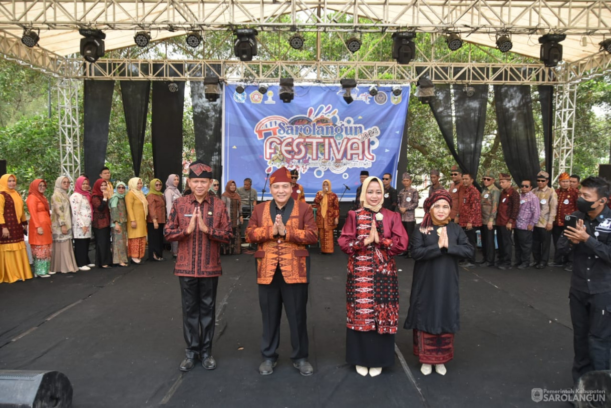 10 Oktober 2023 - Penjabat Bupati Sarolangun Menghadiri Lomba Fashion Show Batik Daerah Jambi Di Panggung Utama Koni Sport Centre Sarolangun