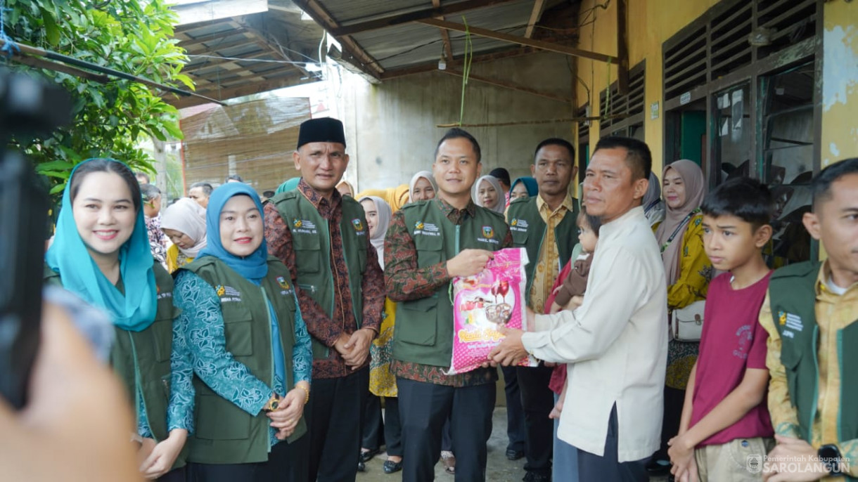 Mengunjungi Rumah Warga Resiko Stunting Sekaligus Memberikan Air Susu dan Menyuap Telur Rebus Kepada Warga yang Beresiko Stunting, Memberikan Bantuan Genting Berbakti Maju