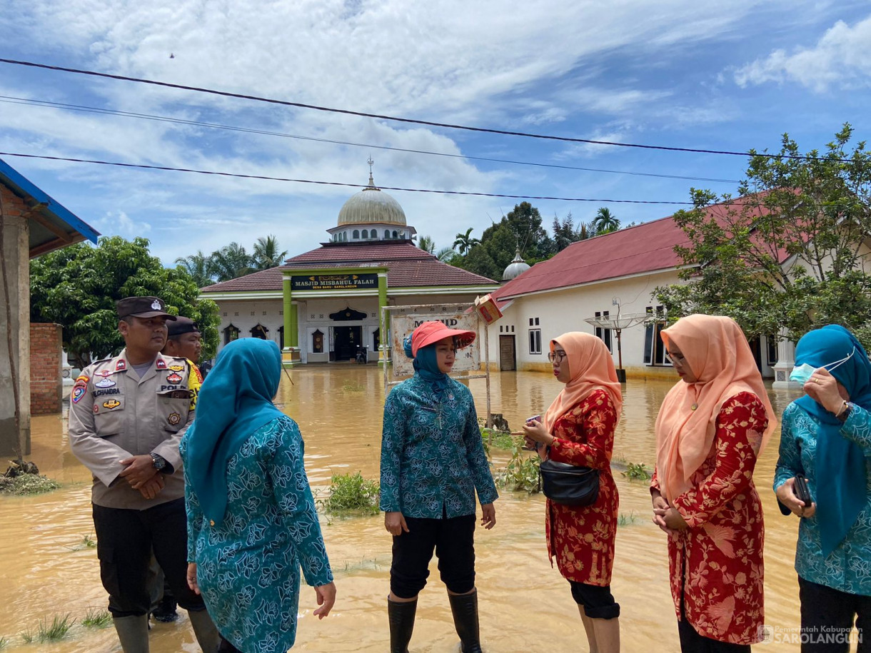 13 Januari 2024 - Ibu Penjabat Bupati Sarolangun selaku Ketua TP PKK beserta rombongan meninjau korban banjir di Kecamatan Sarolangun