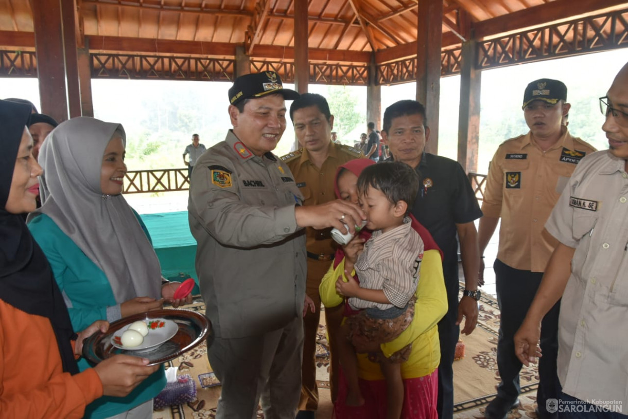 6 Oktober 2023 - Penjabat Bupati Sarolangun Melakukan Pemberian Bantuan Anak Balita Stunting , Pemberian Mesin Jahit dan BKB Kit, dan Penyerahan Bantuan Sosial Untuk Warga SAD di Kampung Madani SAD Desa Lubuk Jering