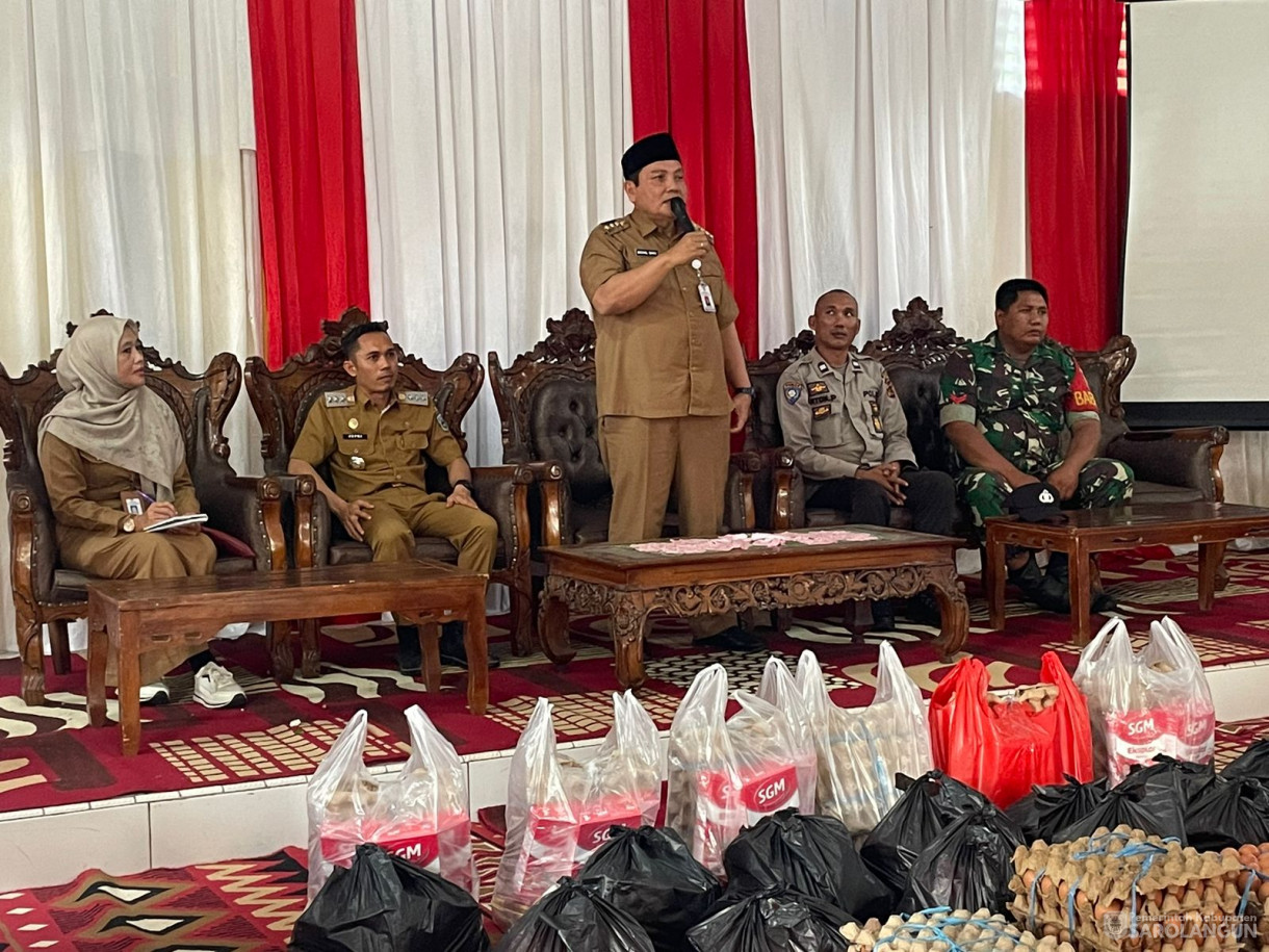 14 November 2023 - Penjabat Bupati Sarolangun MelakukanPenyerahan Bantuan Stunting di Kantor Kecamatan Pauh