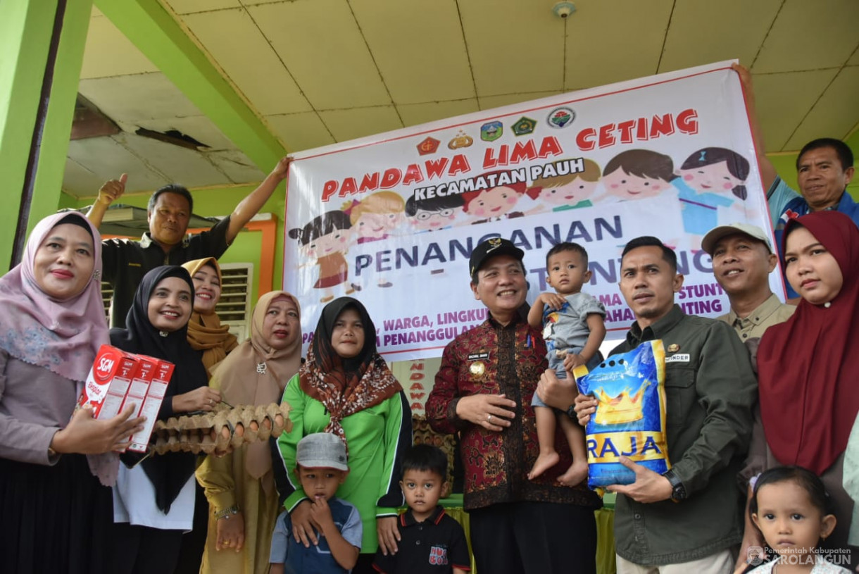 15 September 2023 - Penjabat Bupati Sarolangun Memberikan Bantuan Penanganan Stunting di Kantor Camat Pauh