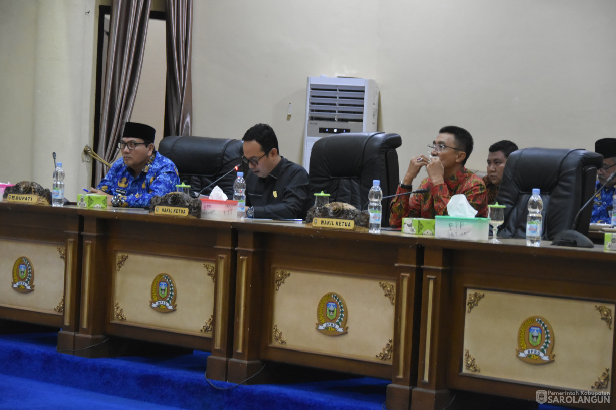 30 November 2023 - Rapat Paripurna Tingkat 1 Tahap 2 Pandangan Umum Fraksi DPRD Terhadap Ranperda Anggaran Pendapatan Dan Belanja Daerah Kabupaten Sarolangun Di Gedung DPRD Sarolangun