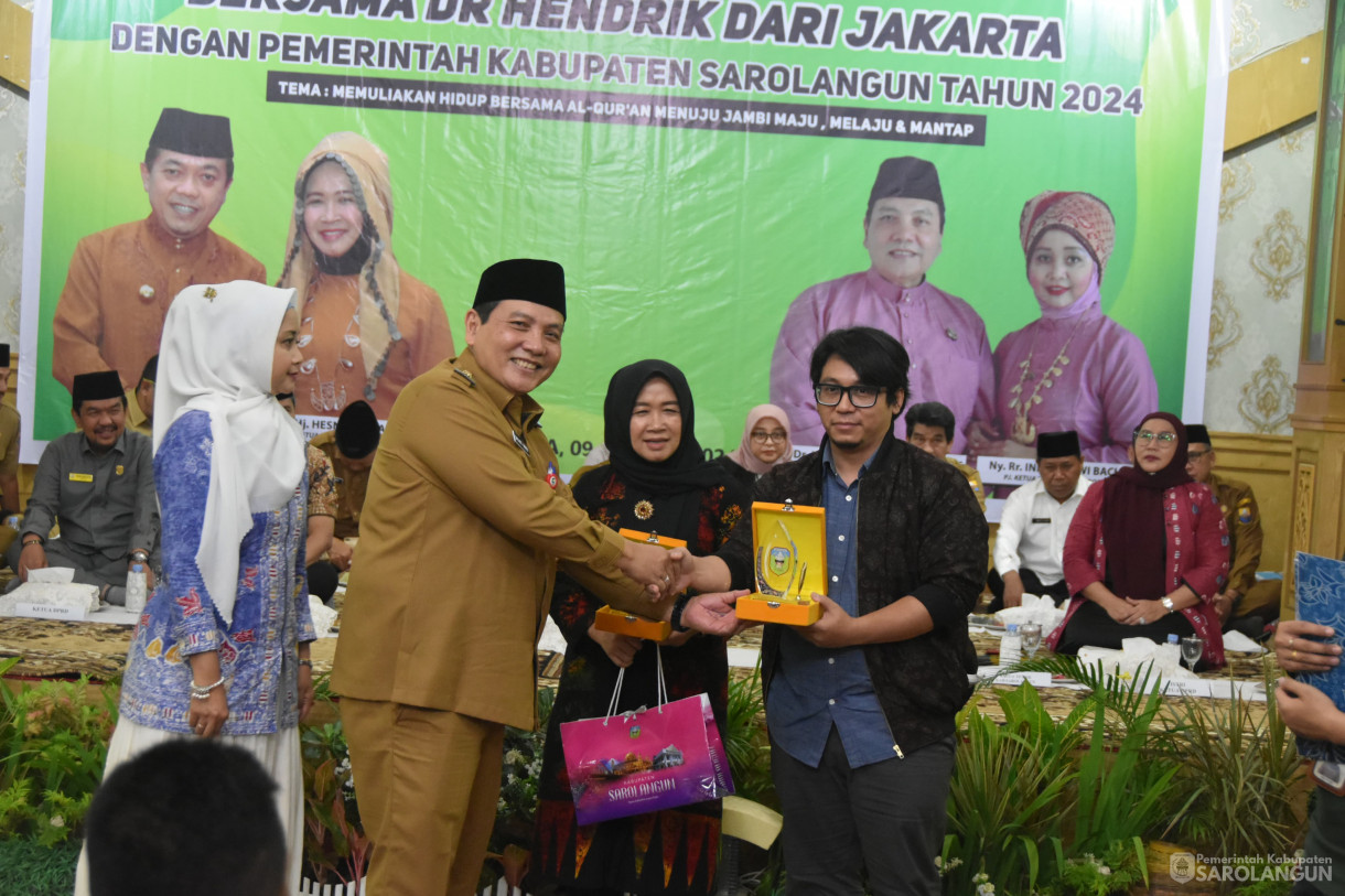 9 Januari 2024 - Menghadiri Acara Pelatihan Metode Menghafal Alquran Mudah, Cepat, Dan Tidak Lupa Di Ruang Aula Utama Kantor Bupati Sarolangun