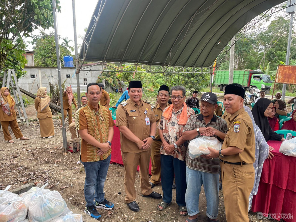 14 November 2023 - Penyerahan Bantuan Sembako Program Penanggulangan Kemiskinan Ekstrim di desa Gurun Tuo Kecamatan Mandiangin