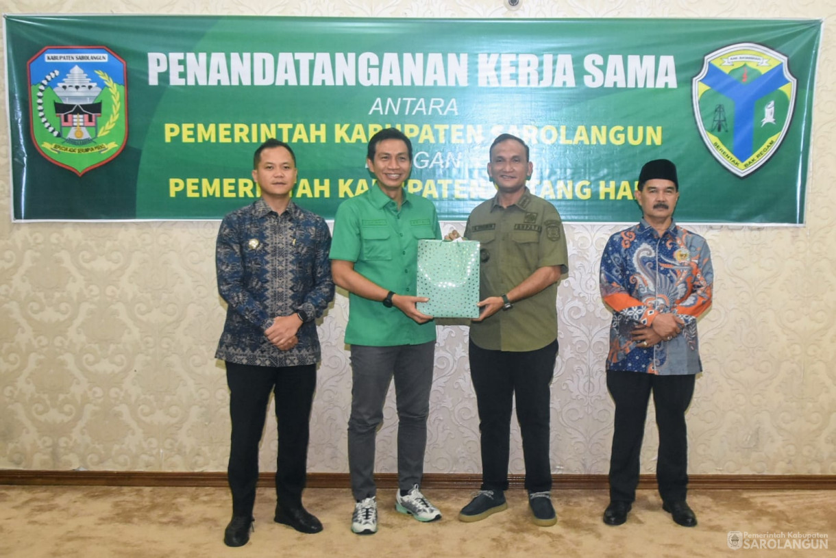 8 Agustu 2025 - Penandatanganan Kerjasama Antara Pemerintah Kabupaten Sarolangun dengan Pemerintah Kabupaten Batanghari di Rumah Dinas Bupati Sarolangun
