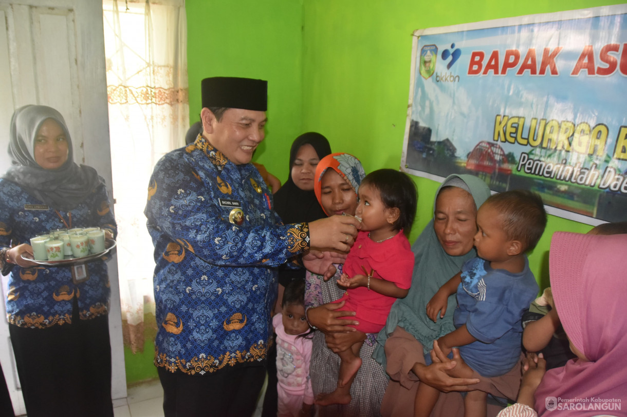 17 April 2024 - Penyerahan Bantuan Untuk Keluarga Berisiko Stunting Dari Bapak Asuh Anak Stunting Di Desa Pekan Gedang, Penyerahan Bantuan Sosial Penanganan Kemiskinan 