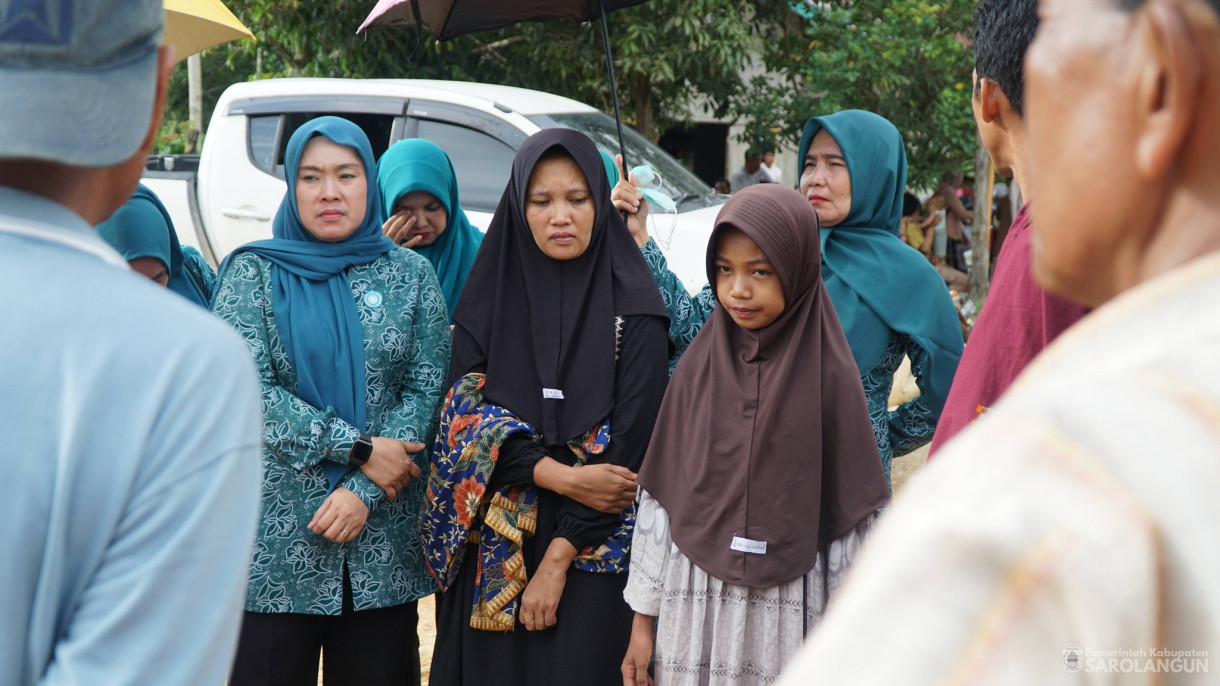 21 April 2026 Ketua TP PKK Kabupaten Sarolangun Tinjau Langsung proses pencarian korban tenggelam di Dam kutur, Desa Monti Kecamatan Limun