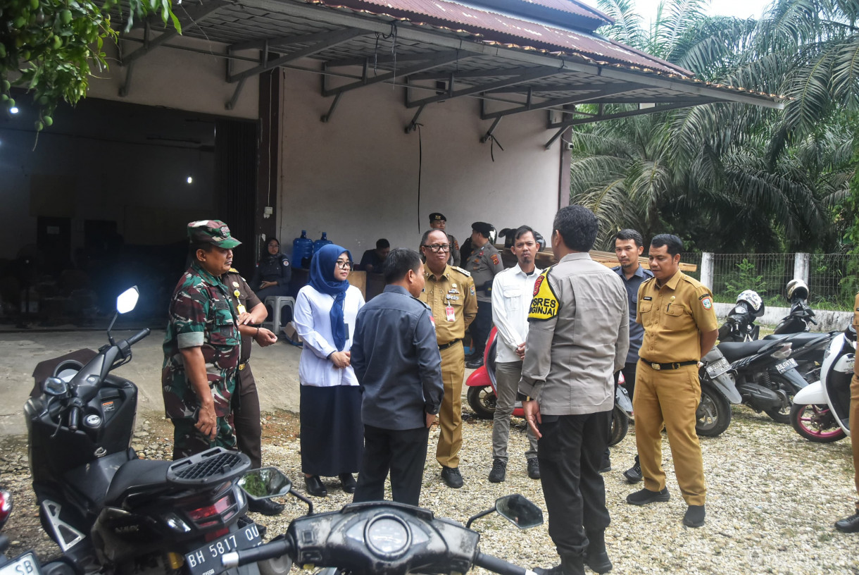 22 Oktober 2024 -&nbsp;Monitoring Pelipatan Surat Suara Pilgub, Bertempat di Kantor KPU Sarolangun