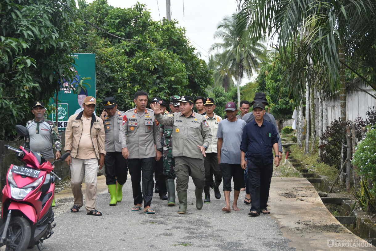 13 Januari 2024 - Meninjau Lokasi Terdampak Banjir Sekaligus Memberikan Bantuan Di Desa Bernai Dalam