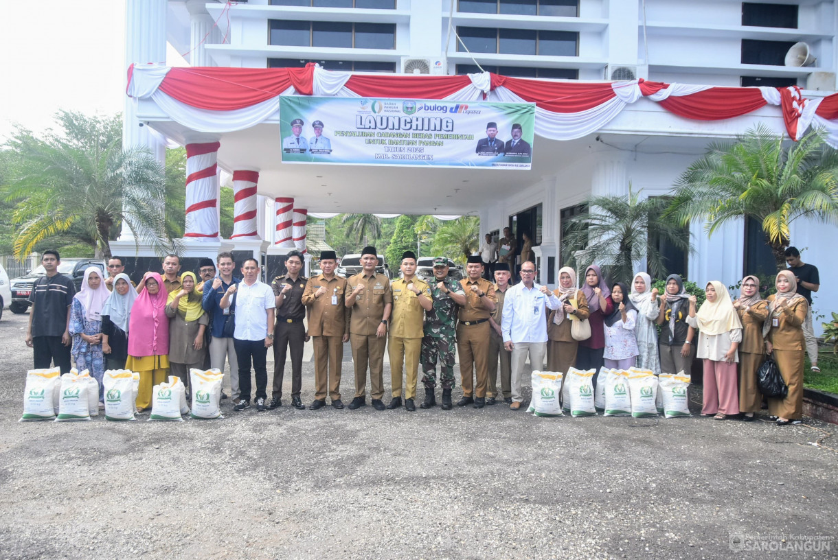 28 Juli 2025 - Launching Penyaluran Cadangan Beras Pemerintah Untuk Bantuan Pangan di Halaman Kantor Bupati Sarolangun