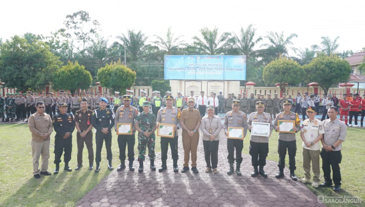 Apel Gelar Pasukan Dalam Rangka Operasi Lilin Tahun 2025 Sekaligus Memberikan Penghargaan dari Bapak Bupati Kepada 4 Pejabat Polres Sarolangun