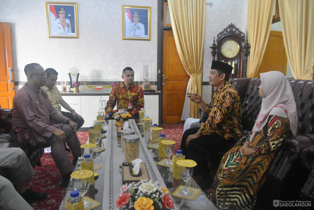 11 Oktober 2024 - Sarapan Pagi Dan Pertemuan Dengan PJU Kapolda Jambi, Ketua Bawaslu, Mahasiswa, Masyarakat Desa Sekamis di Rumah Dinas Bupati Sarolangun