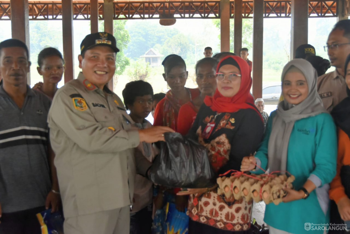 6 Oktober 2023 - Penjabat Bupati Sarolangun Melakukan Pemberian Bantuan Anak Balita Stunting , Pemberian Mesin Jahit dan BKB Kit, dan Penyerahan Bantuan Sosial Untuk Warga SAD di Kampung Madani SAD Desa Lubuk Jering