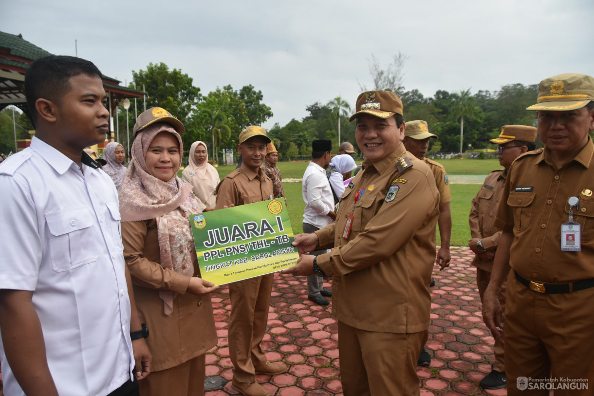 11 Desember 2023 - Apel Gabungan Sekaligus Penyerahan Hadiah Lomba Kegiatan UMKM Bangkit Dan Gabungan Kelompok Tani Terbaik Tingkat Kabupaten Sarolangun Di Lapangan Gunung Kembang Sarolangun