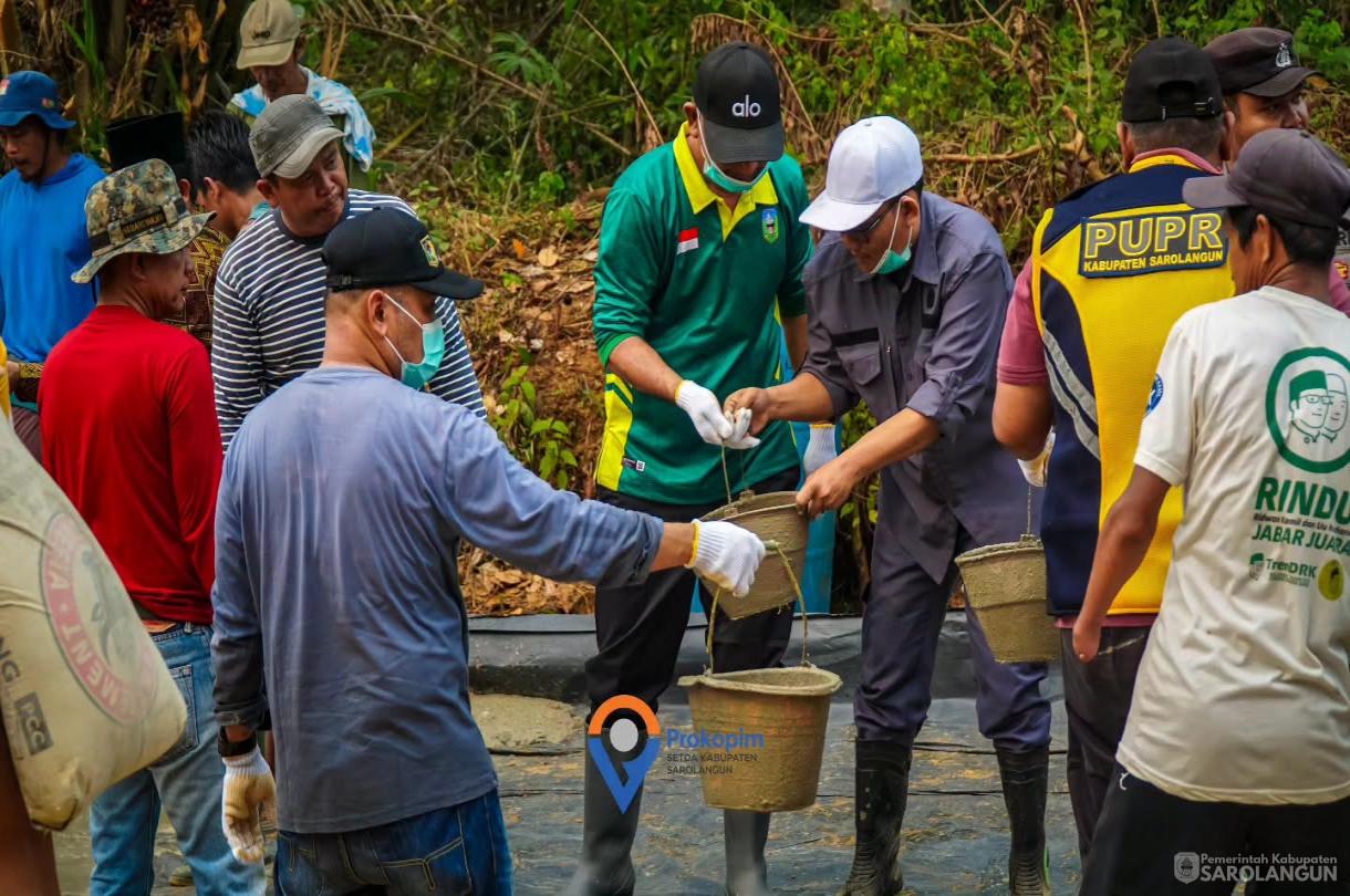 26 Agustus 2026 Gotong Royong Membangun Jalan Sepintun di Dusun Trans 3&nbsp; Bersama Bupati Sarolangun dan Masyarakat Dusun Trans 3 Desa Sepintun Kecamatan Pauh