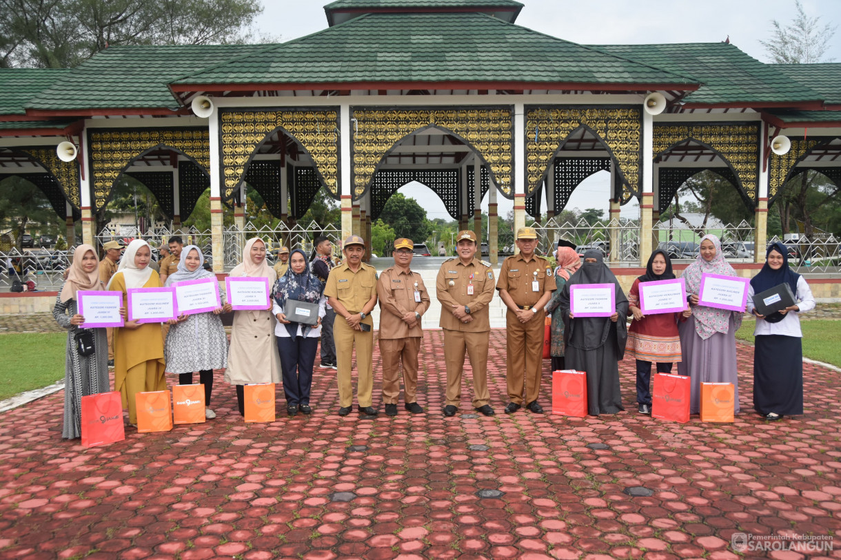 11 Desember 2023 - Apel Gabungan Sekaligus Penyerahan Hadiah Lomba Kegiatan UMKM Bangkit Dan Gabungan Kelompok Tani Terbaik Tingkat Kabupaten Sarolangun Di Lapangan Gunung Kembang Sarolangun