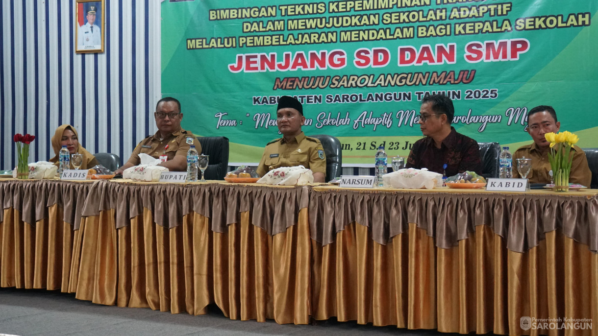 22 Juli 2025 - Bupati Sarolangun Membuka Langsung Kegiatan Bimtek Kepemimpinan Transformatif, dalam Mewujudkan Sekolah Adaptif Melalui Pembelajaran Mendalam Bagi Kepala Sekolah Jenjang SD dan SMP