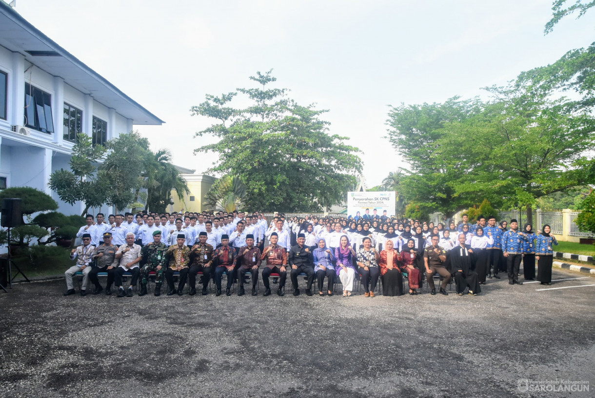22 Mei 2025 -&nbsp;Penyerahan SK CPNS Tahun 2024 dan Pengambilan Sumpah Janji Jabatan di Lingkungan Pemerintah Kabupaten Sarolangun