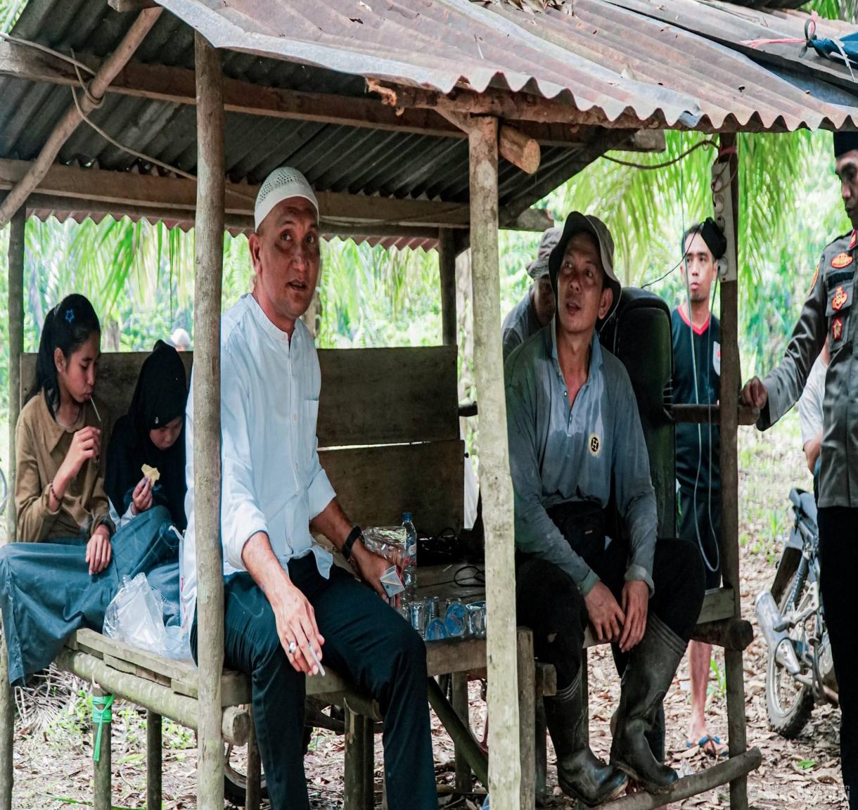 27 Mei 2026 Bupati Sarolangun Menghadiri Sekaligus Menyaksikan Secara Langsung Proses Pemotongan Hewan Kurban 46 Ekor Sapi, 2 Ekor Kambing di Desa Rantau Gedang Kecamatan Bathin VIII