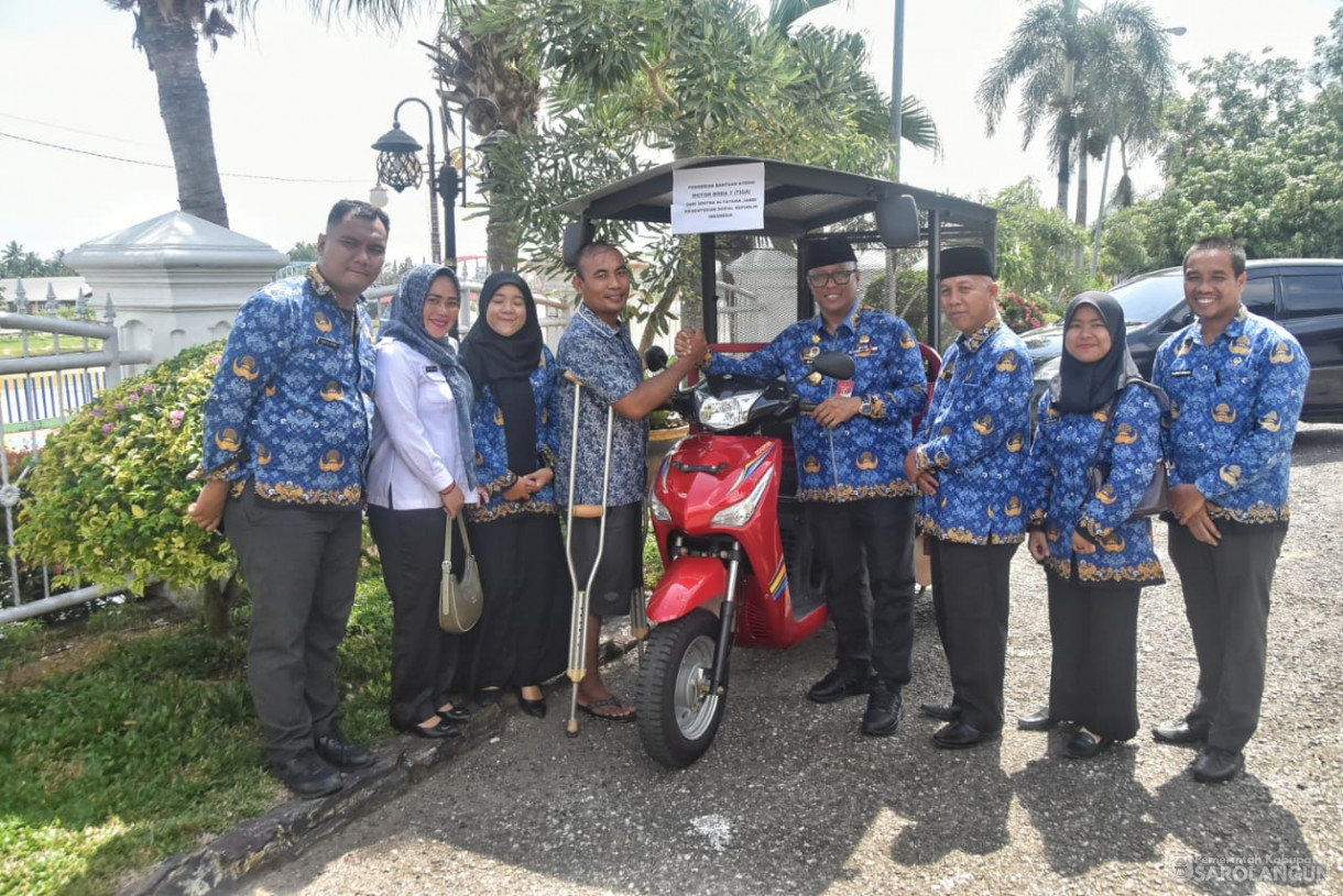 9 Desember 2024 - Penyerahan Bantuan Motor Untuk Penyandang Disabilitas, Bertempat di Rumah Dinas Bupati Sarolangun