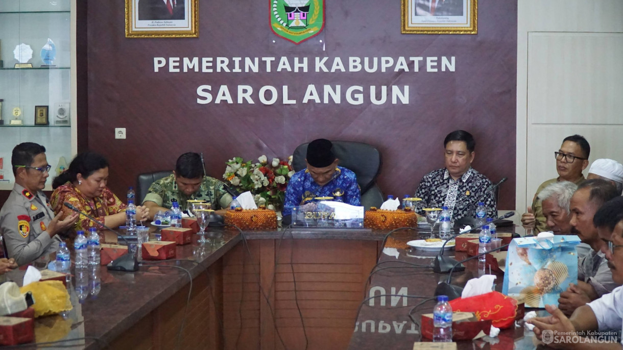 17 April 2026 Penandatanganan Surat Kesepakatan Perdamaian Antara Warga SAD dengan PT SAL di Ruang Pola Utama Kantor Bupati Sarolangun.