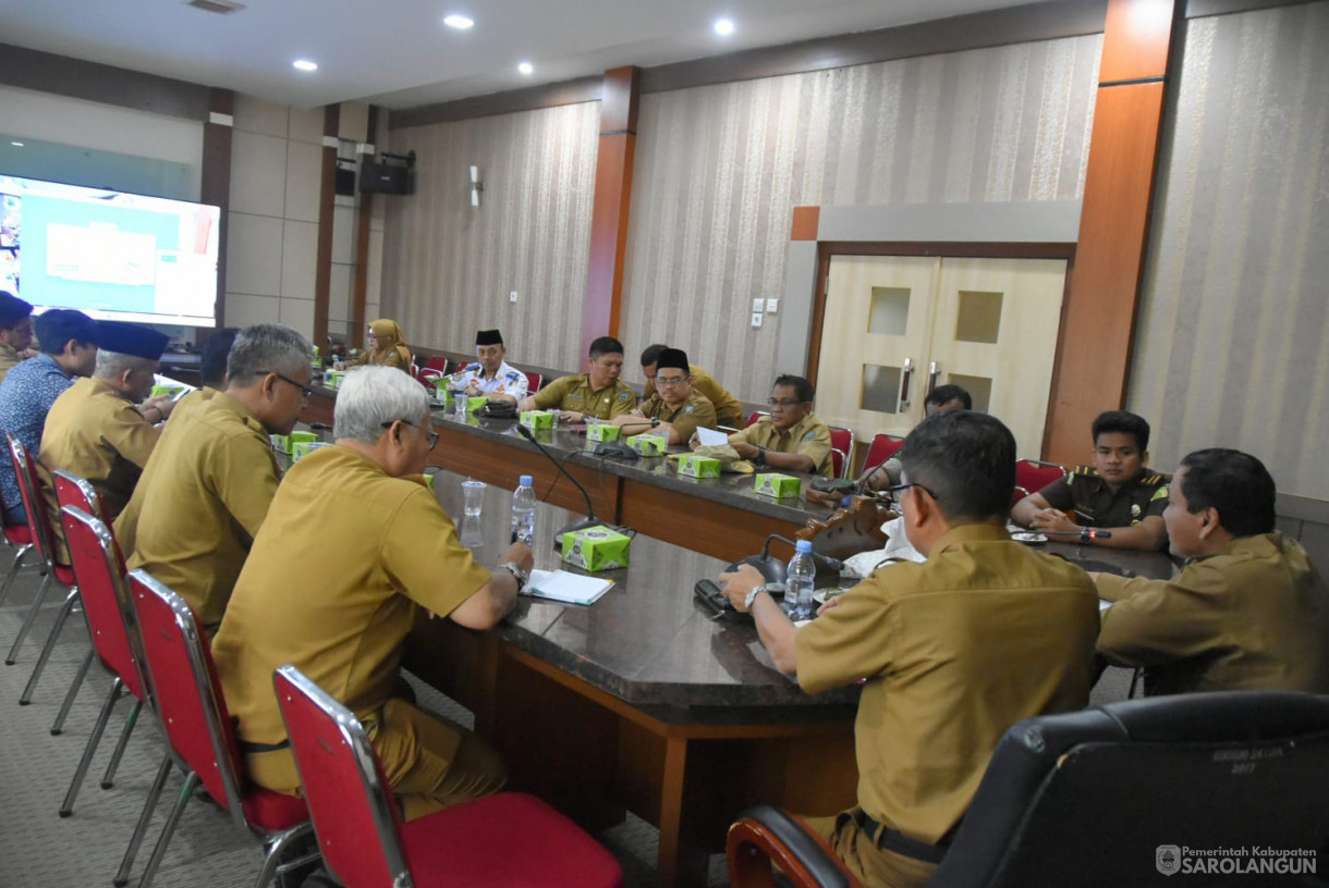 16 Oktober 2023 - Penjabat Bupati Sarolangun Menghadiri Rapat TPID Via Zoom Meeting di Ruang Pola Utama Kantor Bupati Sarolangun