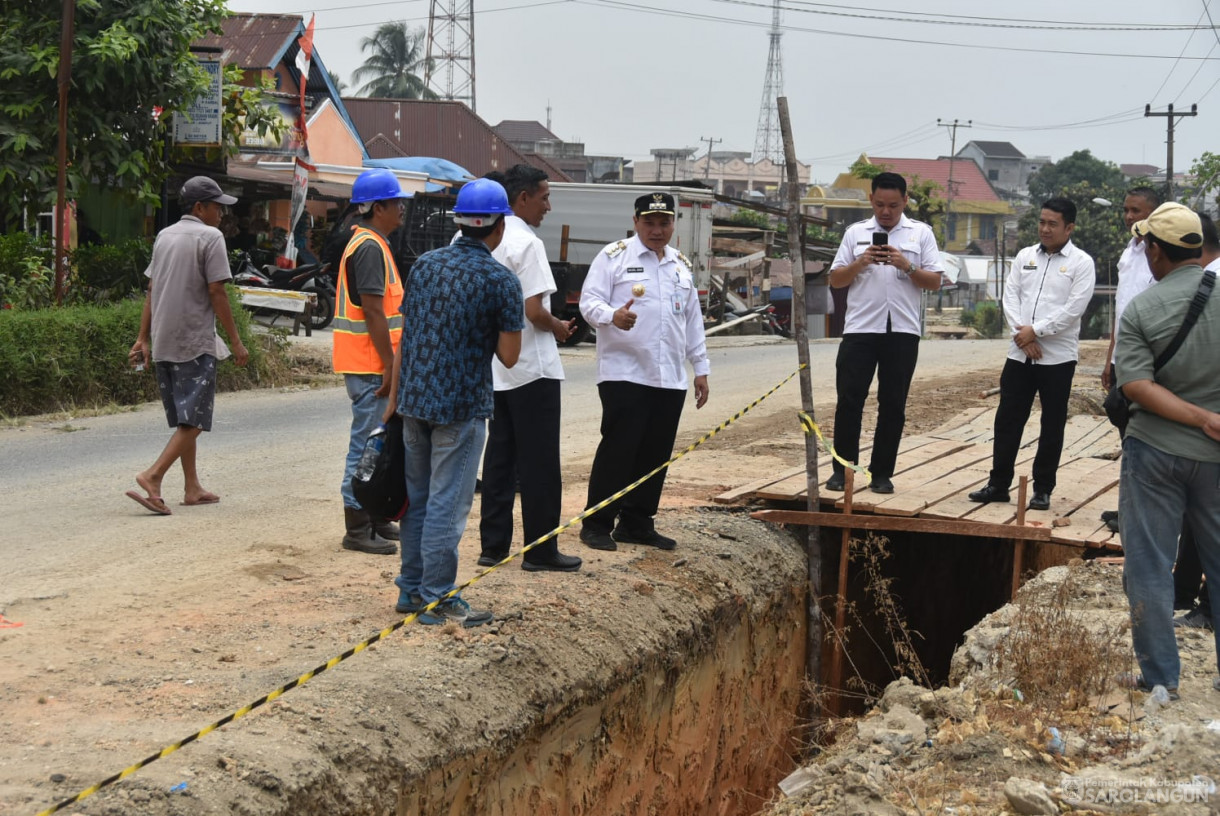 20 September 2023 - Penjabat Bupati Sarolangun Mengecek Lokasi Pembangunan Saluran Irigasi&nbsp; di Kelurahan Sukasari