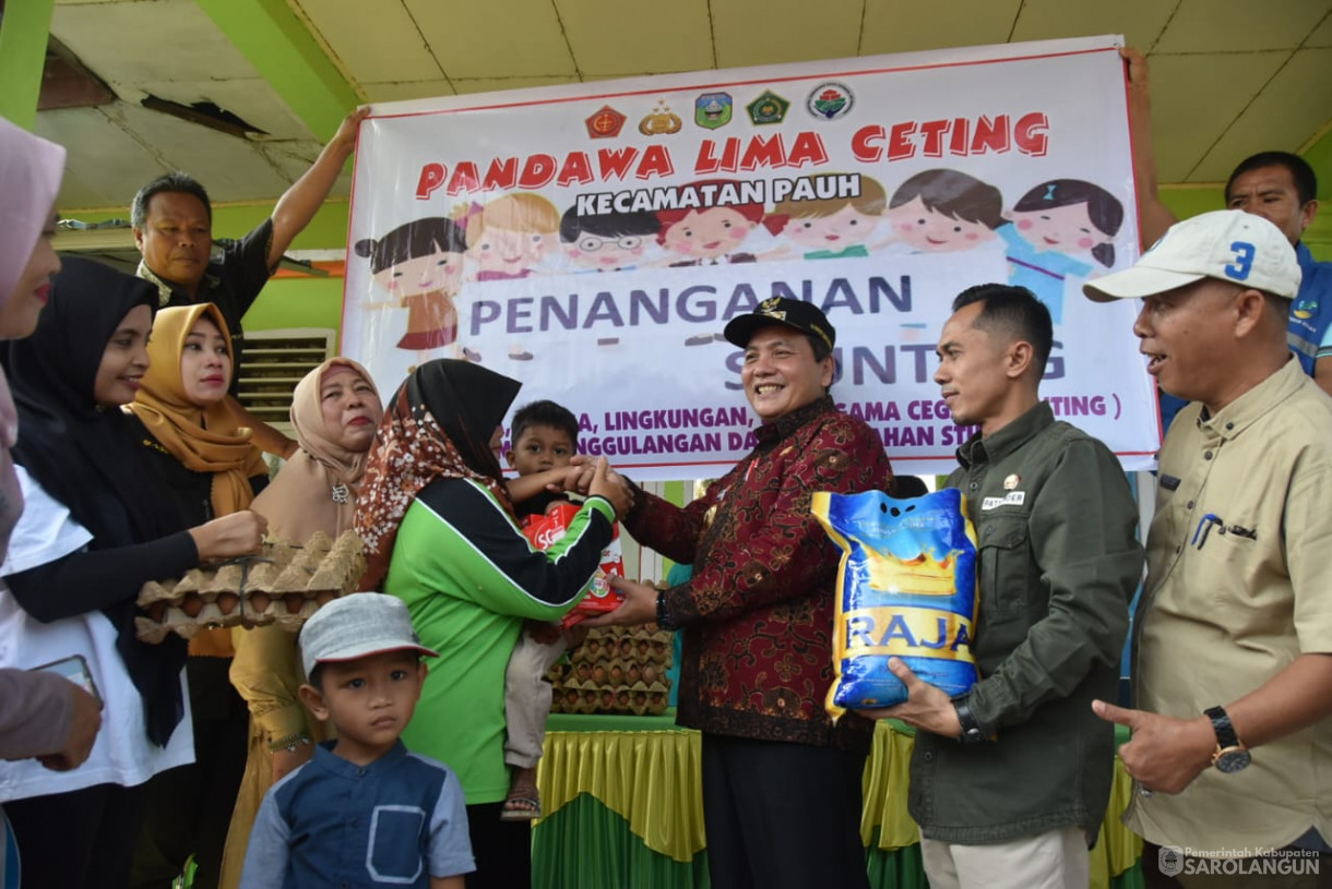 15 September 2023 - Penjabat Bupati Sarolangun Memberikan Bantuan Penanganan Stunting di Kantor Camat Pauh