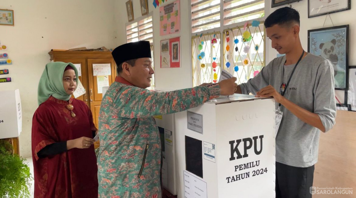 14 Februari 2024 - PJ Bupati Sarolangun Melaksanakan Pencoblosan Pemilu 2024 di TPS 3 Kelurahan Pasar Sarolangun