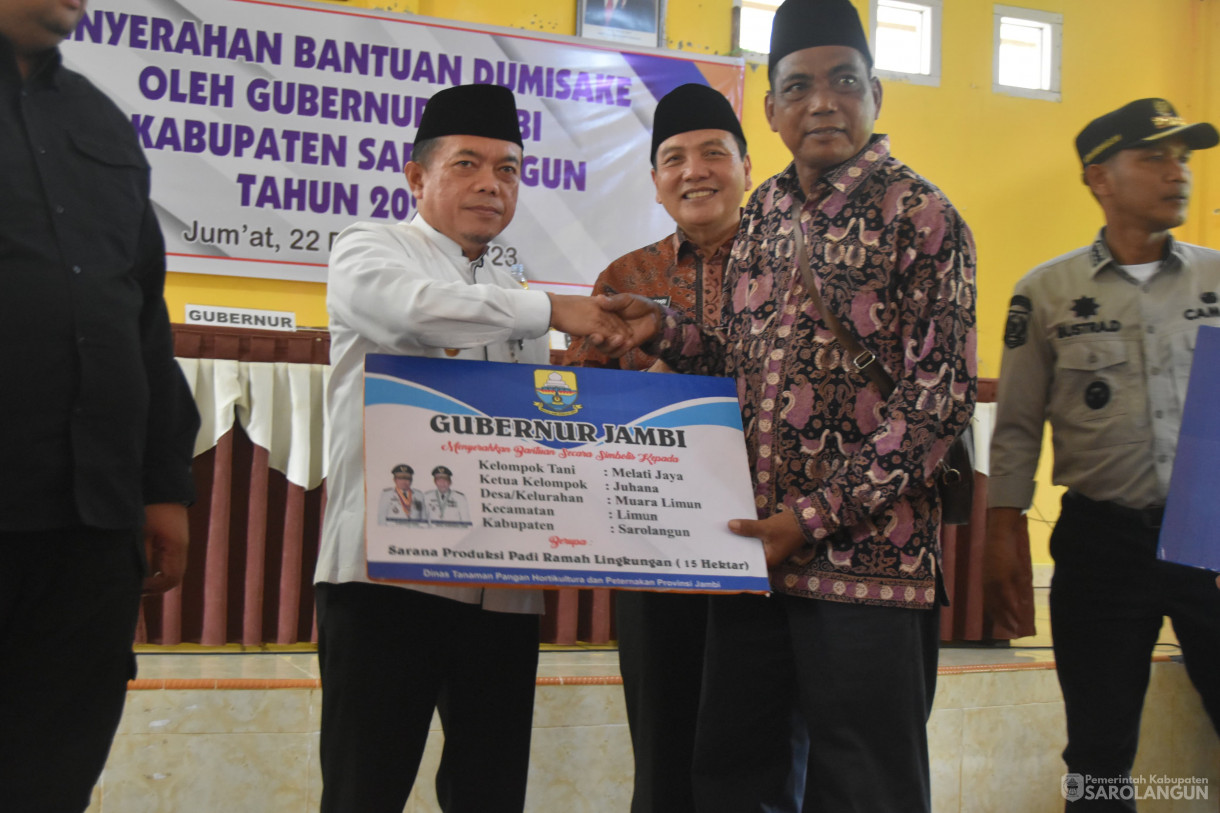 22 Desember 2023 – Penyerahan Bantuan Dumisake Oleh Gubernur Jambi Di Kabupaten Sarolangun Tahun 2023 Di Kantor Camat Sarolangun